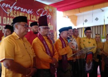 Pakai Becak Motor Dari Masjid Al-Mubarak, Paslon Firman-Eri Daftar Pilkada ke KPU Karimun