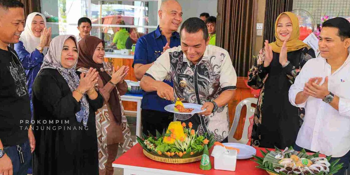 Resmikan Rumah Makan Sambel Mentah Bude Ida Jember, Pj Wako Andri Apresiasi Bertambahnya Ragam Kuliner Tanjungpinang