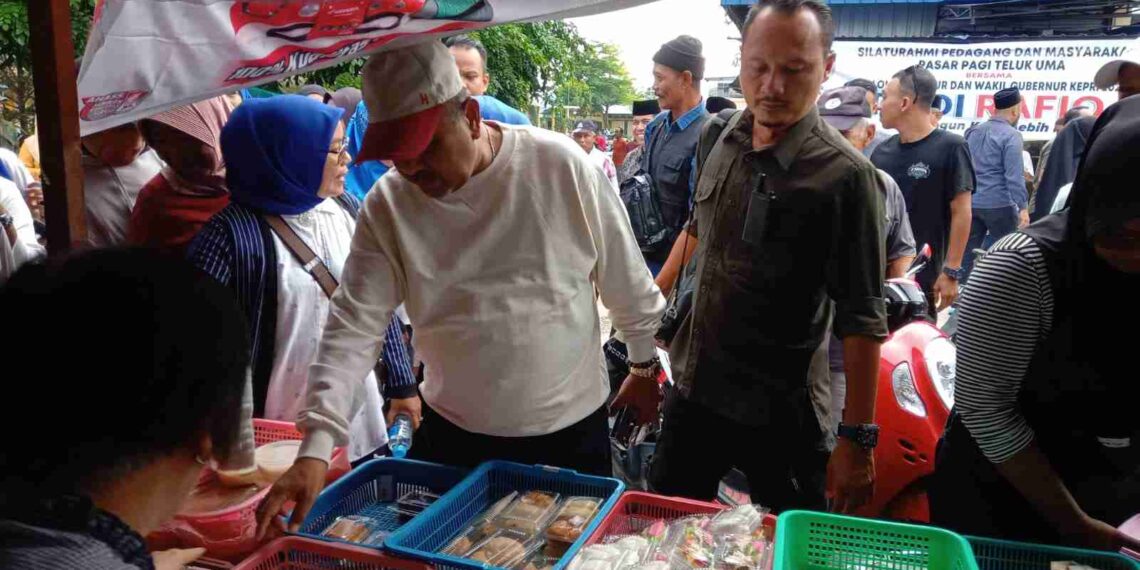 Aunur Rafiq Silaturahmi di Pasar Pagi Teluk Uma dan Resmikan Posko Pemenangan HMR-AURA