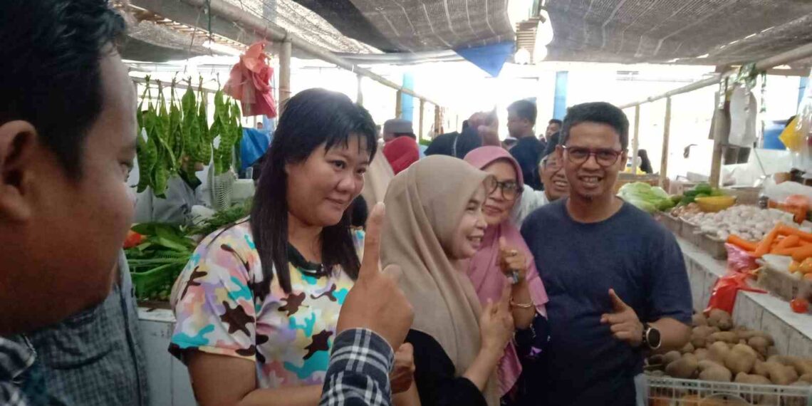 Blusukan di Pasar Pagi Bukit Tembak, Paslon IsRock “Diserbu” Ibu-Ibu