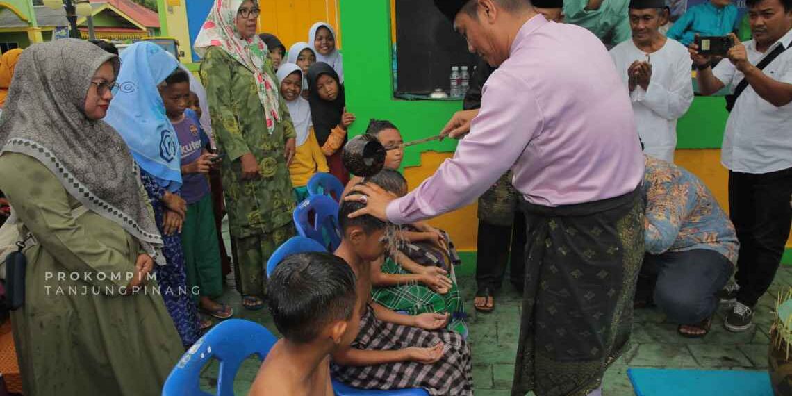 Hadiri Mandi Shafar di Penyengat, Pj Wako Andri Harap Tradisi ini Jadi Event Tahunan