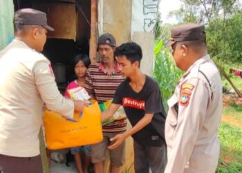 Polsek Tanjungpinang Timur Serahkan Bantuan untuk Warga Kurang Mampu di Kelurahan Air Raja