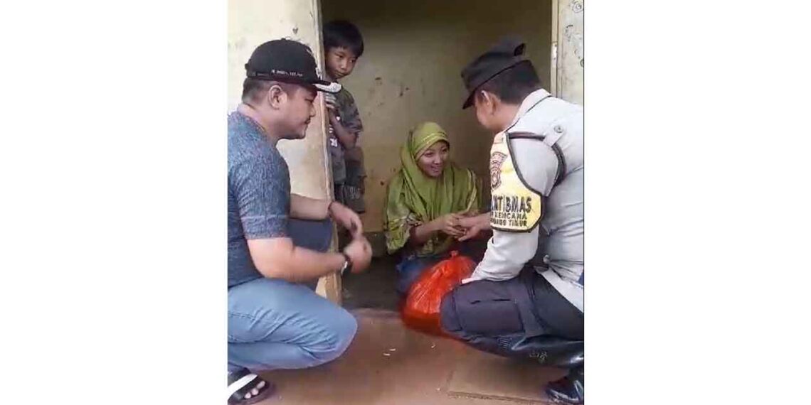 Bhabinkamtibmas dan Lurah Pinang Kencana Serahkan Bantuan untuk Warga Miskin Ekstrem