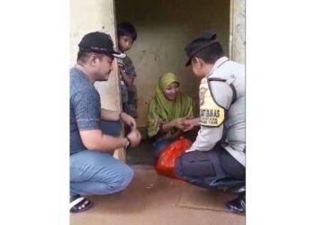 Bhabinkamtibmas dan Lurah Pinang Kencana Serahkan Bantuan untuk Warga Miskin Ekstrem