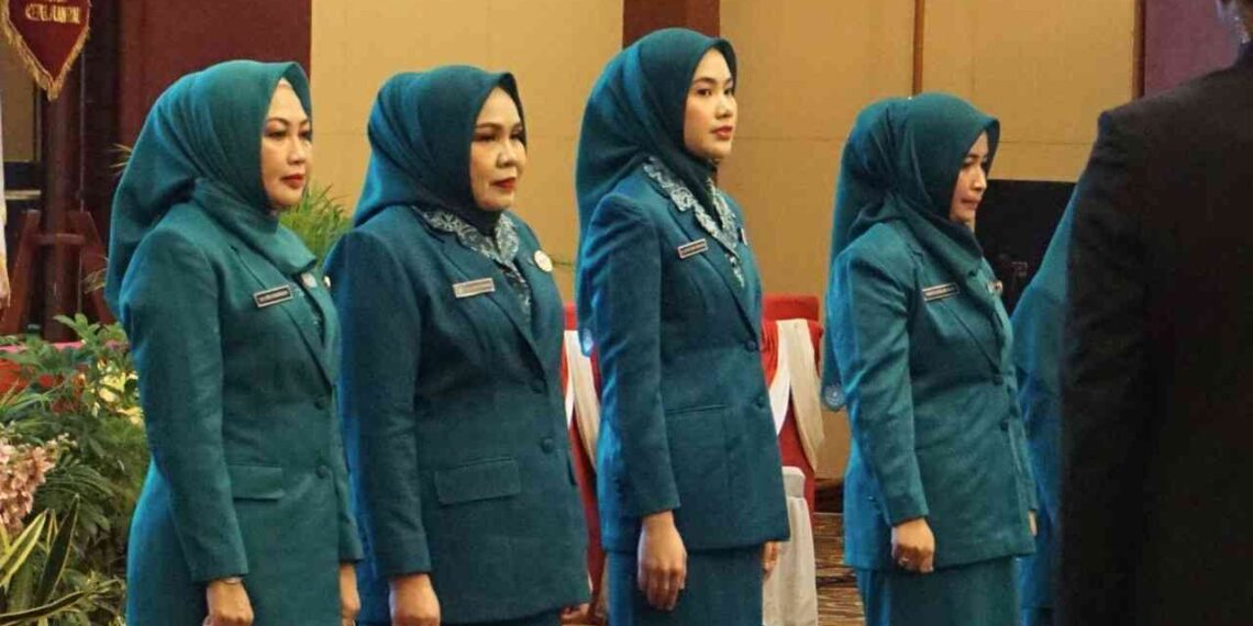 Gubernur Kepulauan Riau yang juga Ketua Pembina TP-PKK Provinsi Kepri, Ansar Ahmad, hadir dalam pelantikan tersebut bersama Ketua TP-PKK Provinsi Kepri, Dewi Kumalasari Ansar. Sejumlah pejabat turut menghadiri acara ini, termasuk Ketua DPRD Kepri, Iman Sutiawan, serta jajaran Forum Koordinasi Pimpinan Daerah (FKPD) Provinsi Kepri dan Kota Tanjungpinang.