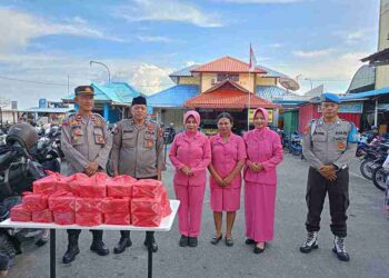 HUT Polda Kepri ke-20, Polsek KKP Polres Karimun Bersama Bhayangkari Bagikan Takjil kepada Warga