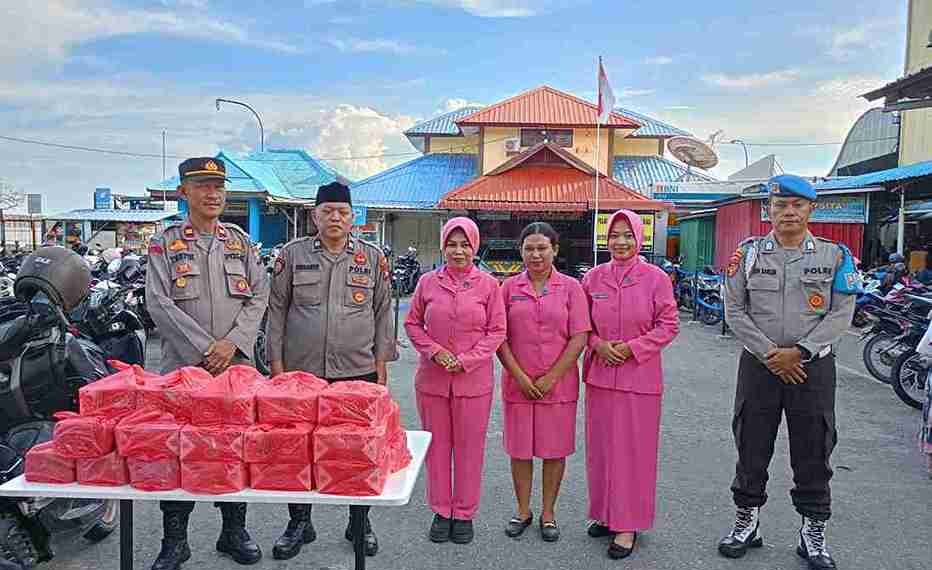 HUT Polda Kepri ke-20, Polsek KKP Polres Karimun Bersama Bhayangkari Bagikan Takjil kepada Warga