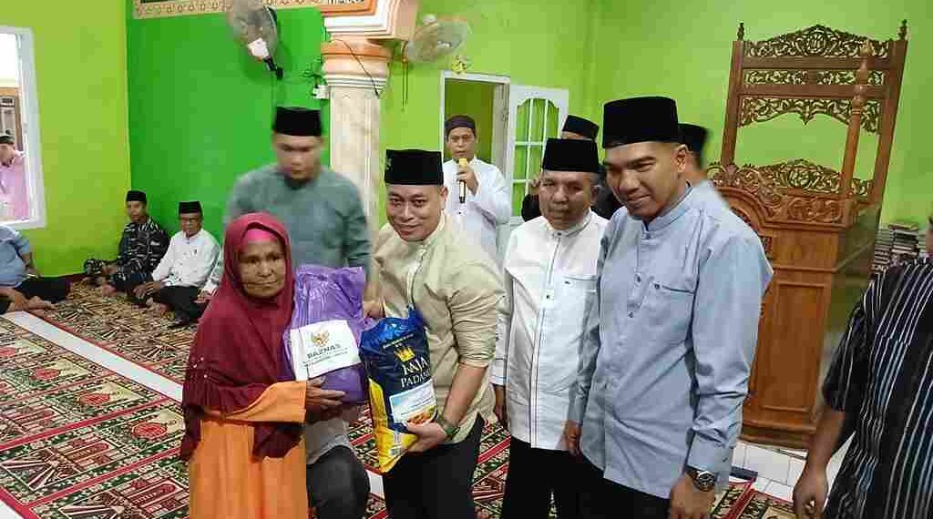 Safari Ramadan di Desa Rantau Panjang, Bupati Lingga Serahkan Bantuan untuk Warga Kurang Mampu