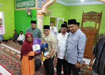 Safari Ramadan di Desa Rantau Panjang, Bupati Lingga Serahkan Bantuan untuk Warga Kurang Mampu