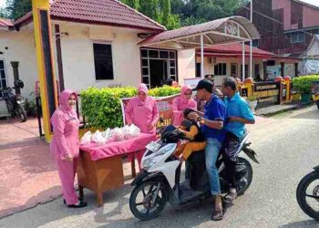 Polsek Kuba dan Bhayangkari Berbagi Takjil, Wujud Kepedulian di Bulan Ramadan