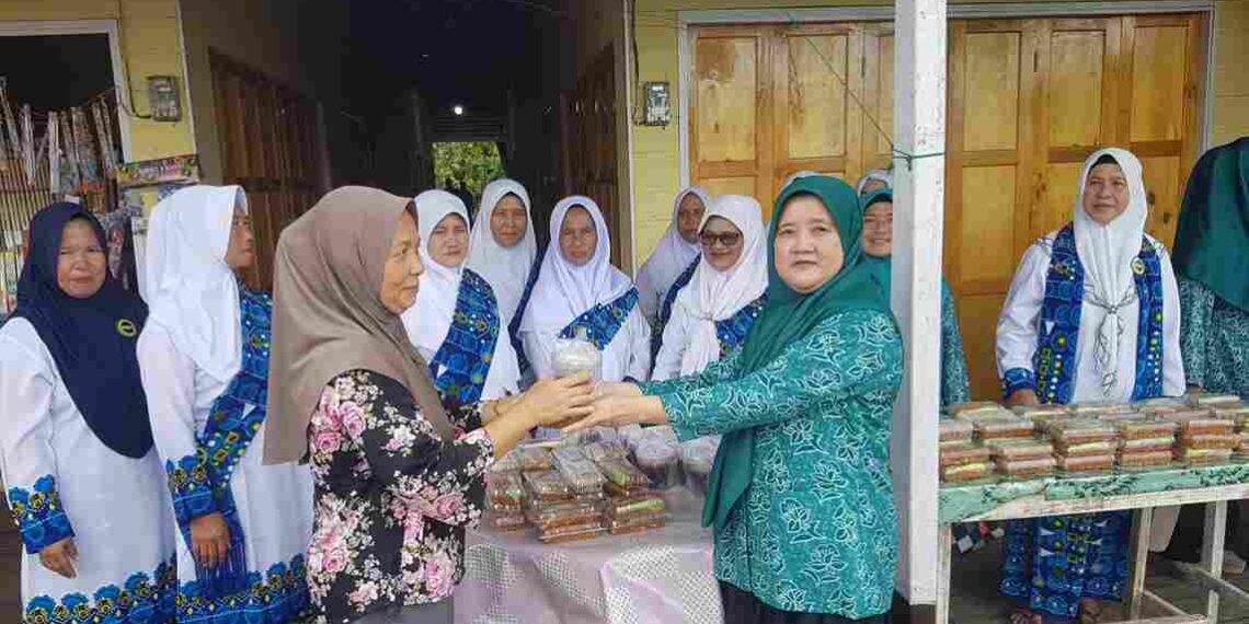 TP-PKK Lingga Utara Bagikan Takjil, Pererat Kebersamaan di Bulan Ramadan