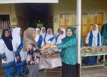 TP-PKK Lingga Utara Bagikan Takjil, Pererat Kebersamaan di Bulan Ramadan