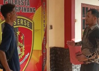 Irwansyah dan kuasa hukumnya, Suherman, saat melapor peristiwa pemukulan ke Polresta Tanjungpinang.