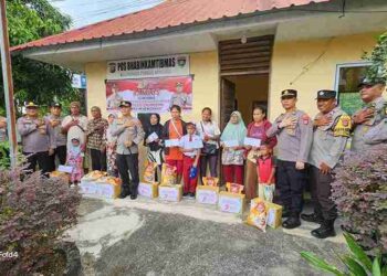 Momen Hari Bhayangkara ke-79: Polresta Tanjungpinang Salurkan Bansos di Wilayah Tanjungpinang Timur