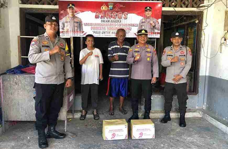 Hadir untuk Masyarakat, Polsek Tanjungpinang Timur Salurkan Bansos