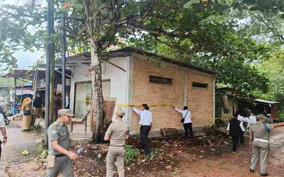 Satpol PP Tanjungpinang Segel Bangunan Liar di Atas Drainase