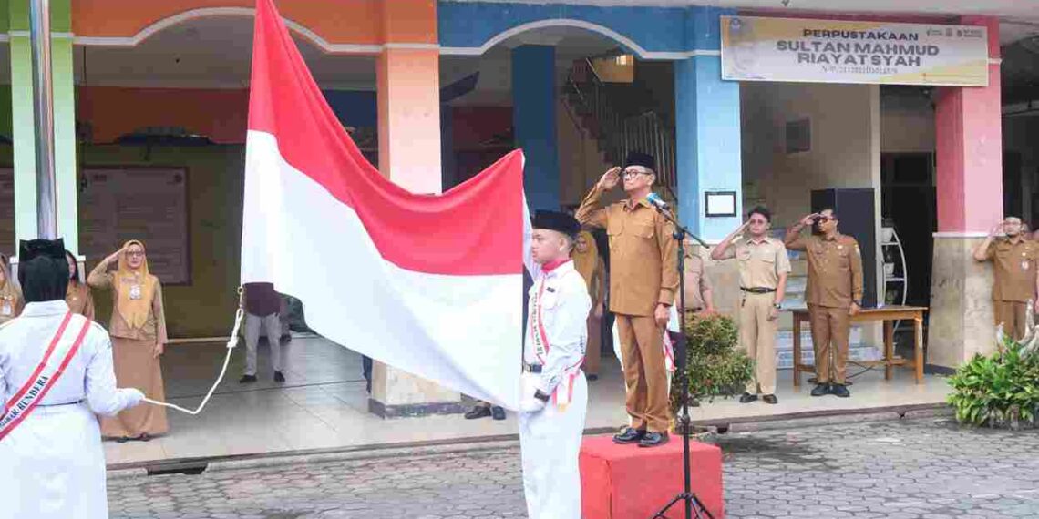 Raja Ariza Pimpin Upacara Hari Pertama Sekolah di SMPN 1 Tanjungpinang