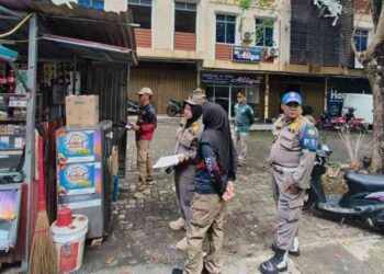 Satpol PP Tertibkan Pelanggaran di Kawasan Pasar Bintan Center