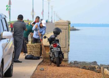 Ajak Warga Rawat Tepi Laut, Gubernur Ansar Turun Langsung Bersihkan Kawasan Gurindam XII