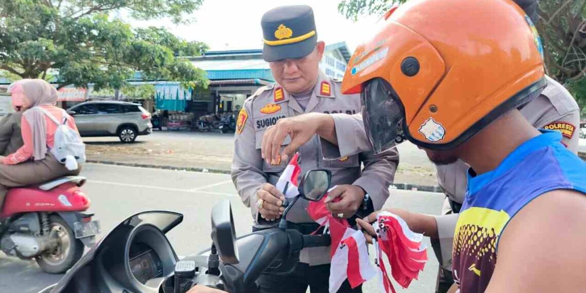 Semarak HUT ke-80 RI, Polsek Tanjungpinang Timur Berbagi Bendera Merah Putih