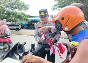 Semarak HUT ke-80 RI, Polsek Tanjungpinang Timur Berbagi Bendera Merah Putih