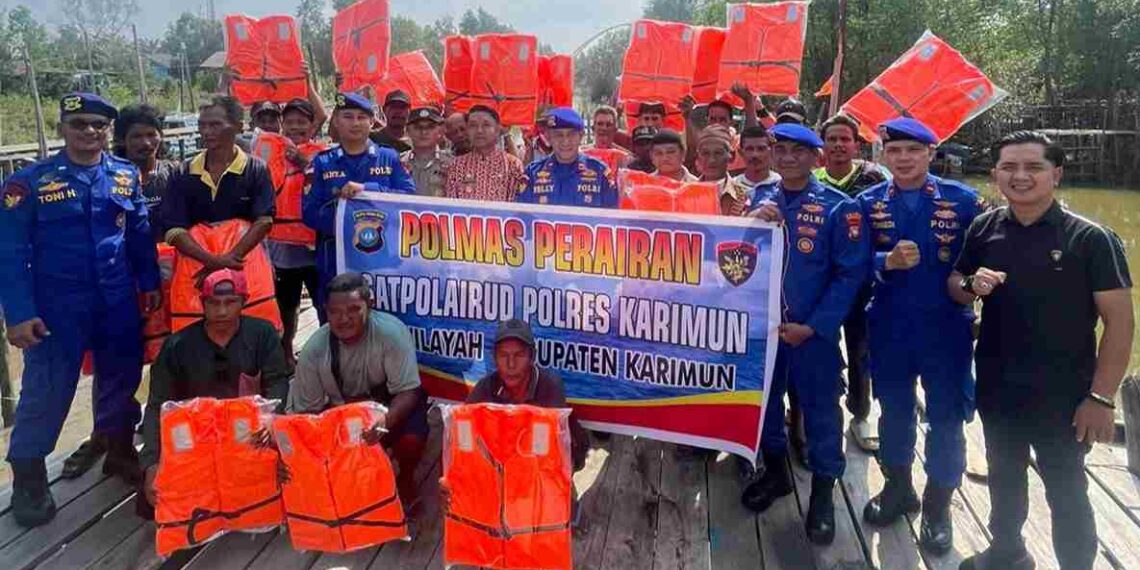 Satpolairud Berbagi Jaket Pelampung, Nelayan Karimun Dapat Suntikan Rasa Aman