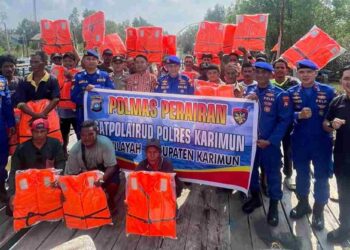 Satpolairud Berbagi Jaket Pelampung, Nelayan Karimun Dapat Suntikan Rasa Aman