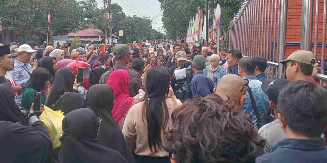 Beras Langka, Ratusan Emak-Emak Karimun Serbu Kantor Bea Cukai