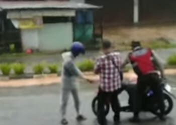 Polisi Sigap Bantu Pengendara Jatuh di Tanjungpinang, Warga Beri Apresiasi