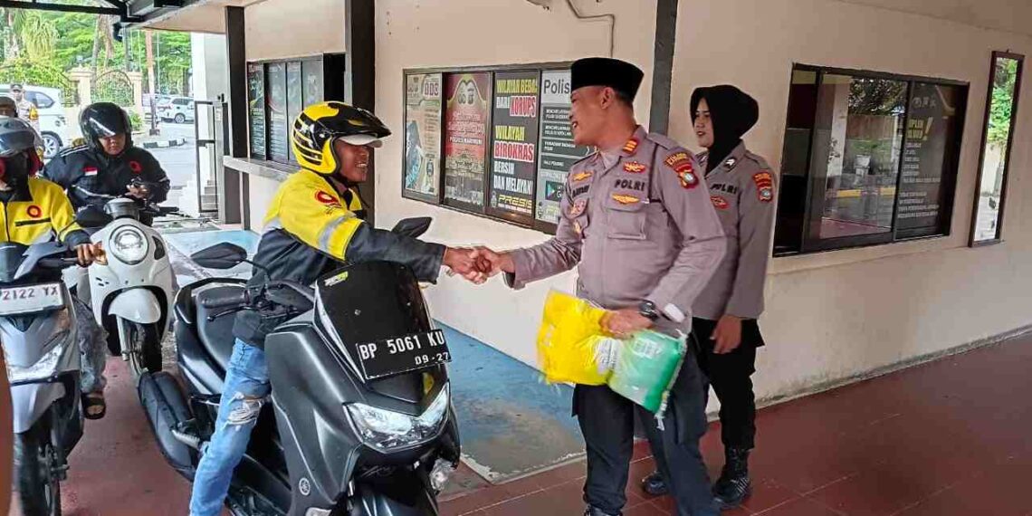 Polsek Balai Karimun Bagi Beras Gratis untuk Pengemudi Ojek