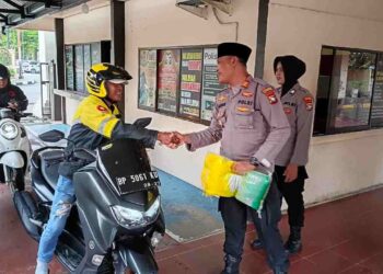 Polsek Balai Karimun Bagi Beras Gratis untuk Pengemudi Ojek