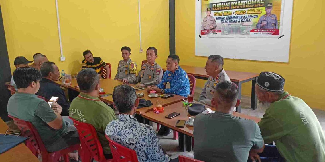 Polsek Meral Dorong Pos Kamling dan Salurkan Beras Murah
