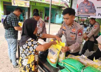 Warga Serbu Gerai Pangan Murah Polresta Tanjungpinang di Dompak