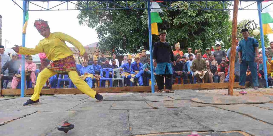 Lomba Gasing Tradisional Buka Penyengat Heritage Fest 2025