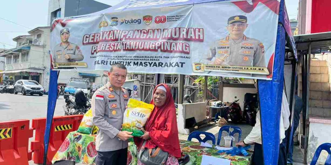 Harga Miring di Gerai Polisi: Polsek Tanjungpinang Kota Gelar Pangan Murah
