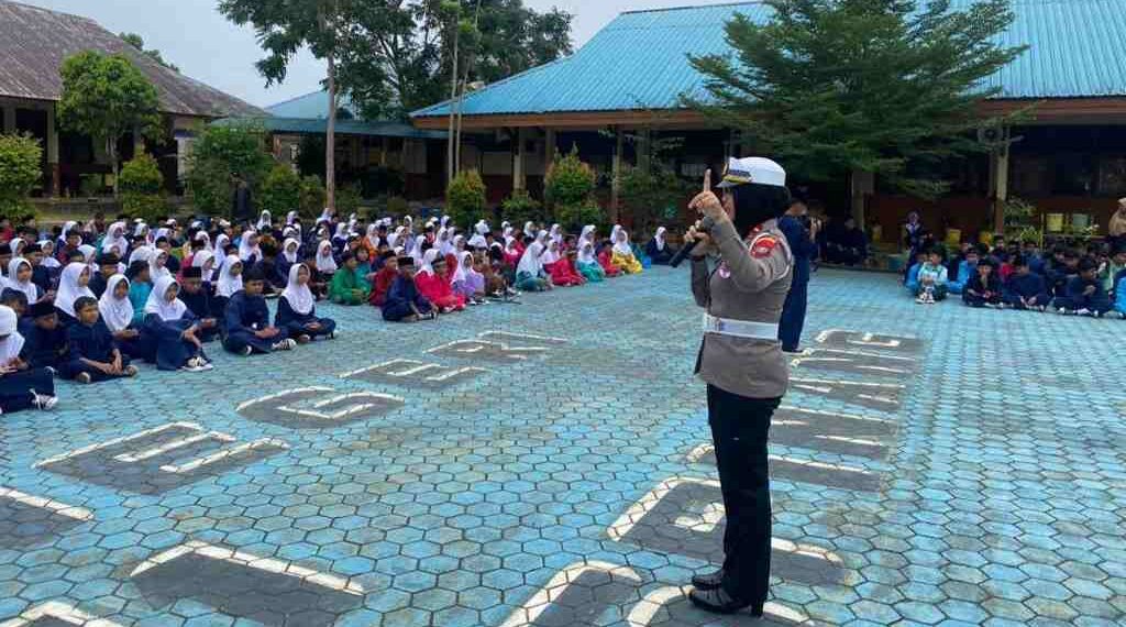 Polantas Ajak Pelajar SMPN 11 Tanjungpinang Jadi Generasi Tertib Lalu Lintas