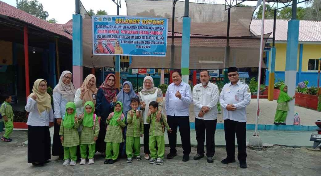 Pemkab Karimun Bagikan Seragam Gratis untuk Anak TK Binaan