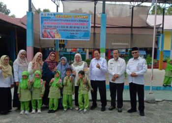 Pemkab Karimun Bagikan Seragam Gratis untuk Anak TK Binaan