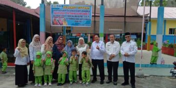 Pemkab Karimun Bagikan Seragam Gratis untuk Anak TK Binaan