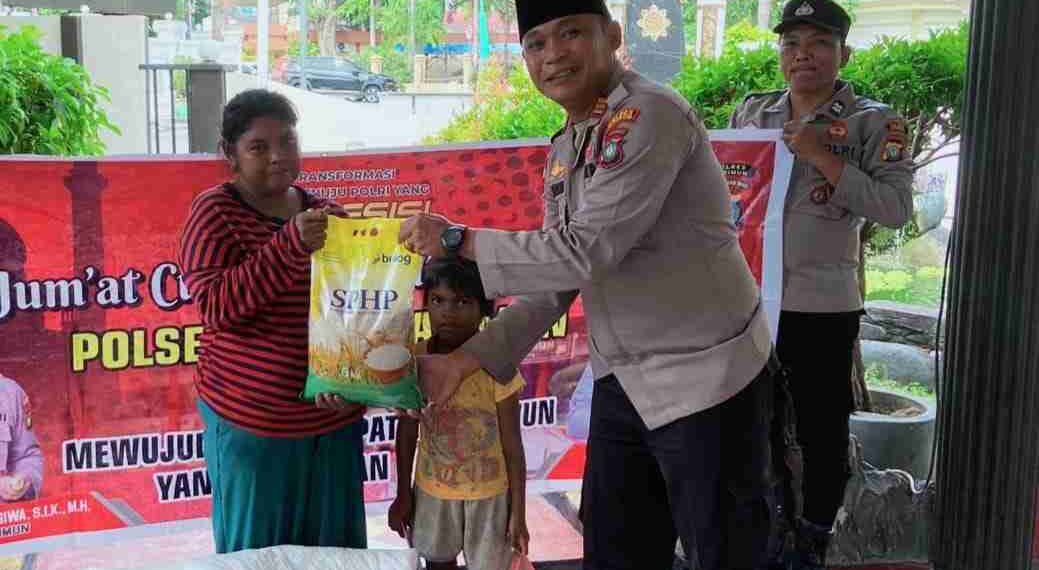 Polsek Balai Karimun Salurkan Sembako untuk Pemulung Lewat Program Jumat Berkah
