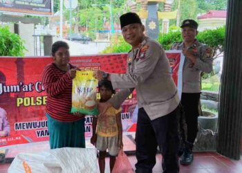 Polsek Balai Karimun Salurkan Sembako untuk Pemulung Lewat Program Jumat Berkah