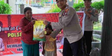 Polsek Balai Karimun Salurkan Sembako untuk Pemulung Lewat Program Jumat Berkah