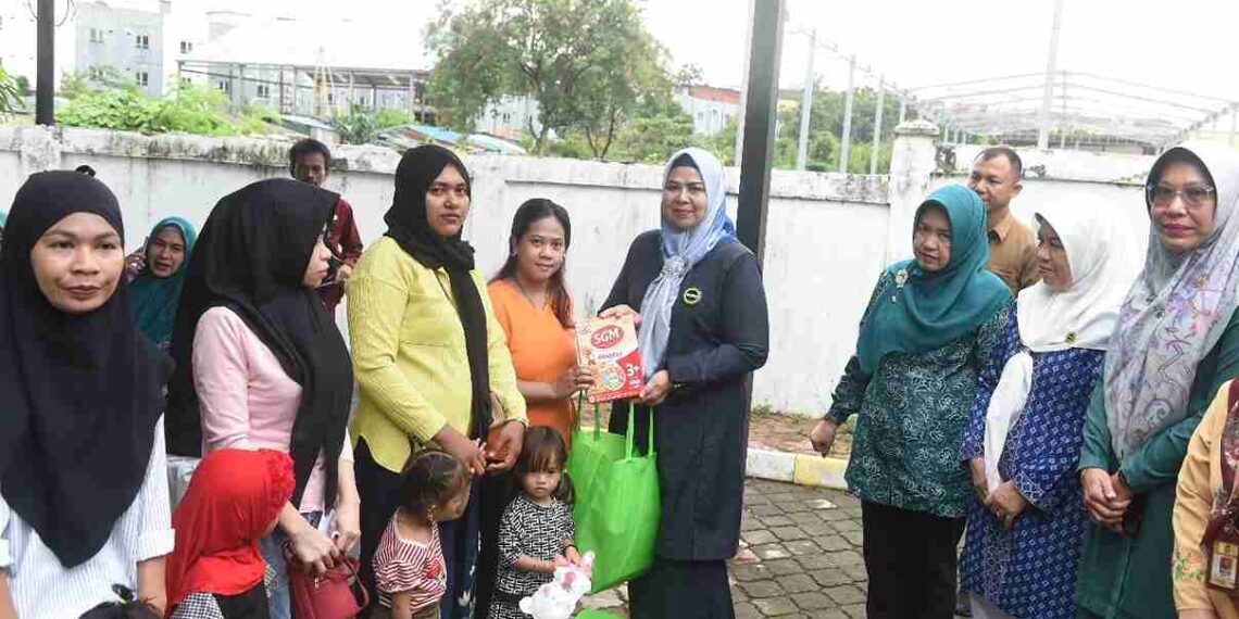 TP PKK Kepri Gelar Khitanan Massal dan Salurkan Paket Cegah Stunting di Batam