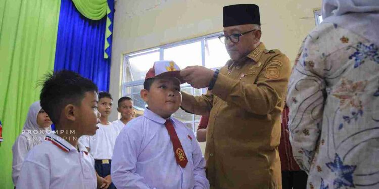 Pemko Tanjungpinang Bagikan Seragam Gratis untuk Ribuan Siswa SD–SMP