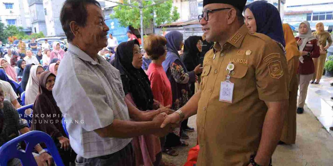 Pemko Tanjungpinang Salurkan 357 Paket Sembako untuk Lansia Bukit Bestari