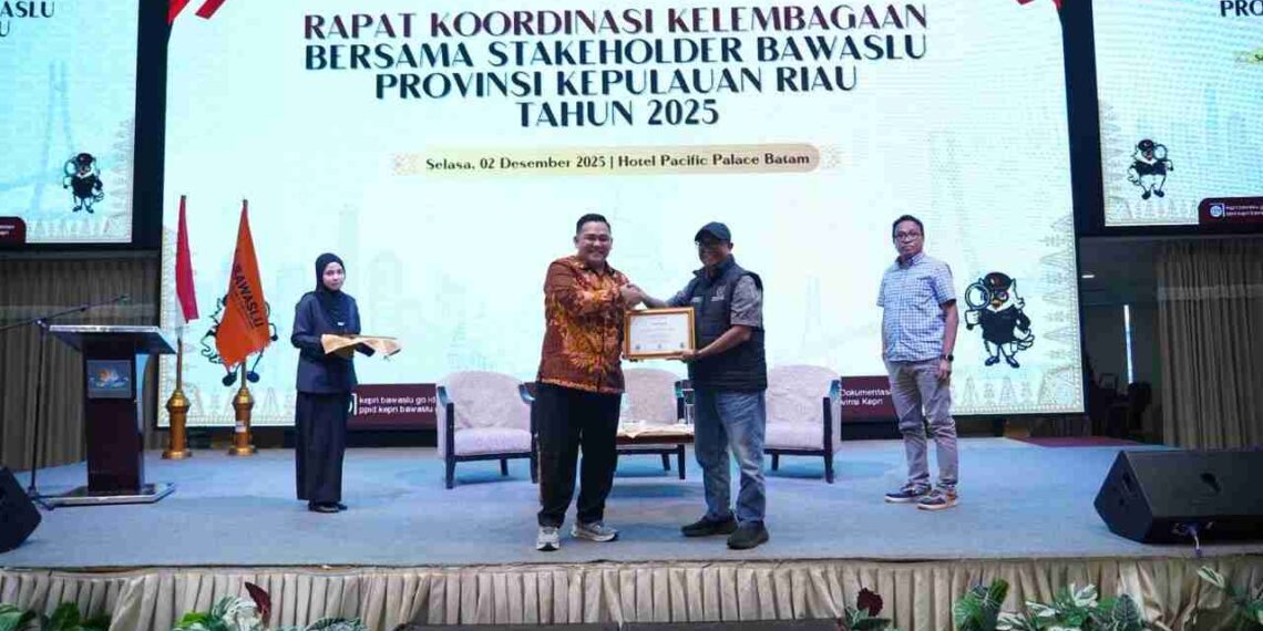 PWI Kepri Terima Penghargaan Bawaslu, Jurnalis Diminta Jaga Ruang Informasi Pemilu