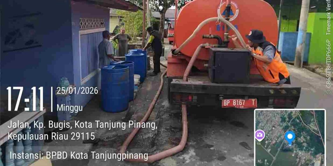BPBD Tanjungpinang Salurkan Air Bersih, Warga Kampung Bugis Terbantu