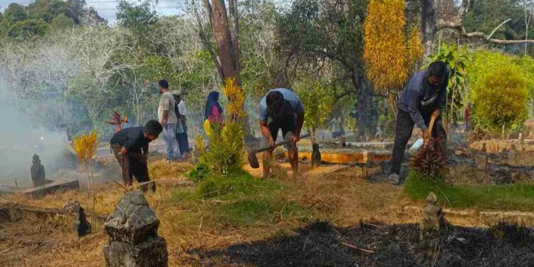 Jelang Ramadan, Warga Desa Duara Gotong Royong Bersihkan Makam dan Fasilitas Umum