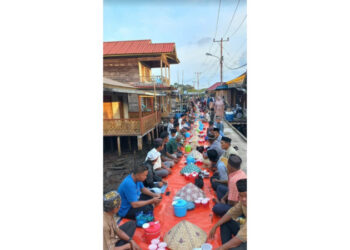 Pererat Silaturahmi, Warga Kampung Kuit Buka Puasa Bersama di Jembatan