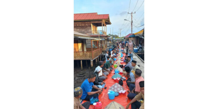 Pererat Silaturahmi, Warga Kampung Kuit Buka Puasa Bersama di Jembatan